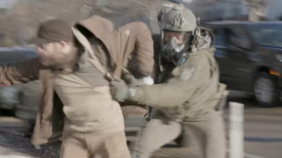 NEWS.ro: Un nou videoclip dezvăluie o confruntare fizică dintre Alex Pretti şi agenţii federali cu 11 zile înainte ca acesta să fie împuşcat mortal
