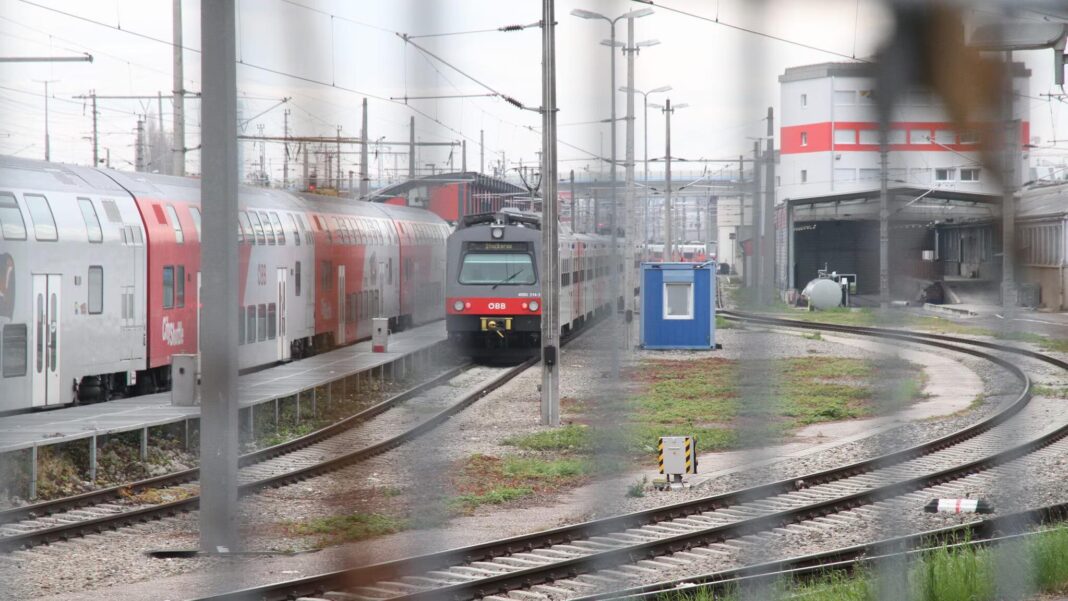 NEWS.ro: Un român a încercat să fure un tren dintr-o gară din Austria şi a rănit o poliţistă/ Bărbatul a provocat daune în încercarea eşuată de a porni garnitura, activând lumina şi semnalul sonor şi alertând astfel autorităţile feroviare/ El a fost reţinut