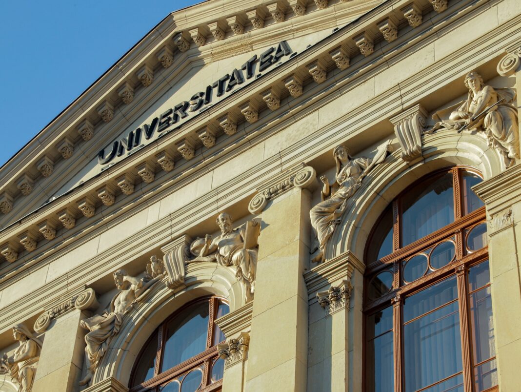 NEWS.ro: Universitatea Babeş-Bolyai: Studenţii actuali nu vor fi afectaţi în niciun fel de majorarea taxelor de admitere şi şcolarizare / Noile taxe, valabile din anul universitar 2026-2027