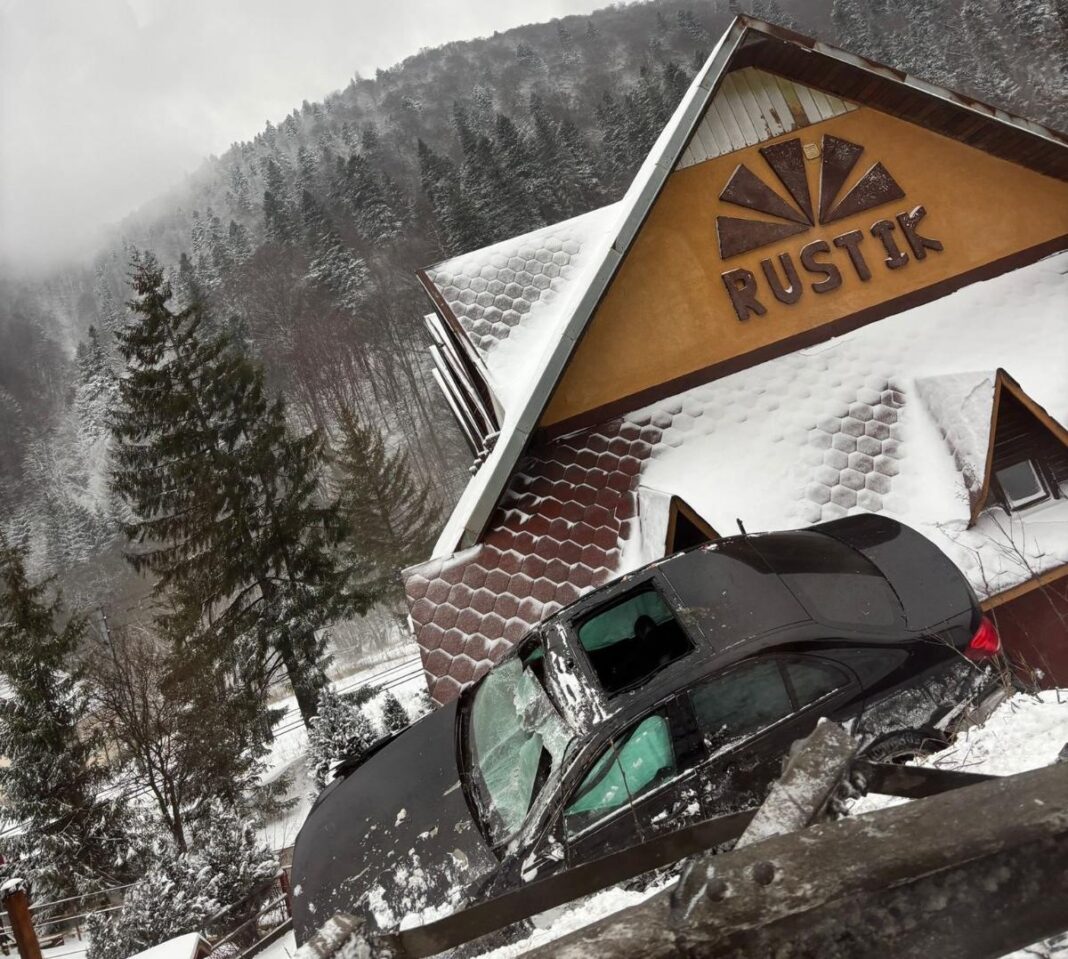 NEWS.ro: UPDATE - Accident spectaculos la Predeal / O maşină a ieşit de pe drum şi a rămas blocată pe acoperişul unei pensiuni VIDEO