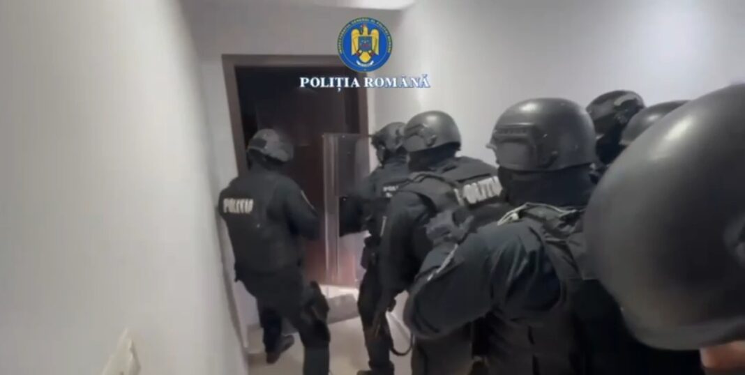 NEWS.ro: UPDATE - Bucureşti: Femeie, sechestrată de fostul iubit în locuinţă, alături de copilul de un an/ Poliţiştii SAS au intervenit în forţă, întrucât exista suspiciunea că bărbatul o ameninţă cu un cuţit/ Femeia şi copilul, în siguranţă - VIDEO