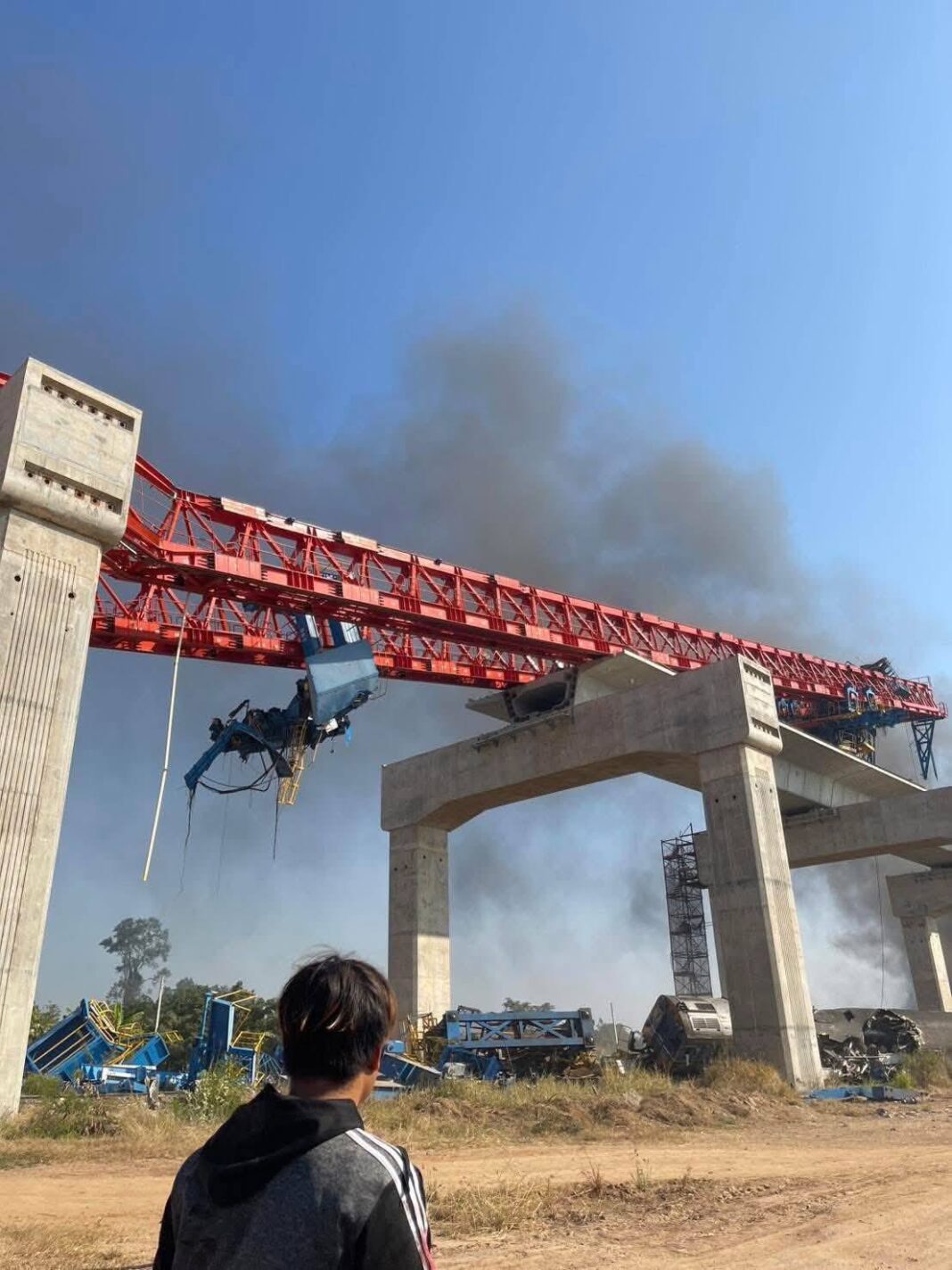 NEWS.ro: UPDATE - Cel puţin 19 persoane au murit şi 80 au fost rănite, după ce o macara a căzut peste un tren în nord-estul Thailandei / Mai sunt vizibile victime în interior / În tren se aflau 195 de pasageri