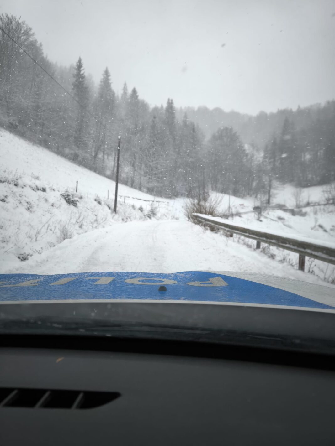 NEWS.ro: UPDATE - Copaci căzuţi pe carosabil, din cauza zăpezii, în judeţele Harghita şi Alba / TIR-uri derapate în judeţul Caraş-Severin / Trafic oprit pe DN 12C, pe DN 75 şi pe DN 6