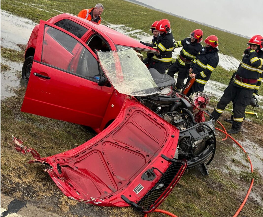 NEWS.ro: UPDATE - Dolj: Cinci răniţi într-un accident produs pe DN 65C Craiova - Horezu, în care au fost implicate două autoturisme şi un autotren/ Traficul rutier este oprit/ O persoană încarcerată a murit