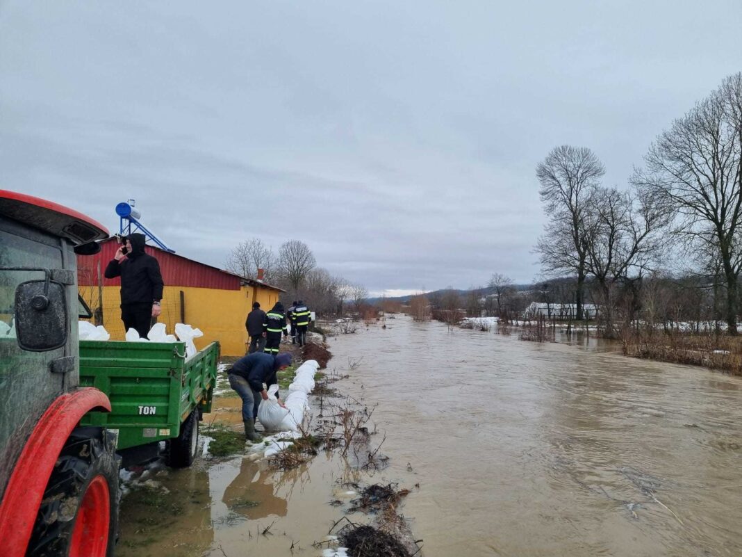 NEWS.ro: UPDATE - Dolj: Intervenţie pentru salvarea unui bărbat care a încercat să traverseze un râu, însă a fost surprins de creşterea bruscă a nivelului apei şi nu a mai putut ajunge la mal/ Bărbatul a fost adus în siguranţă la mal