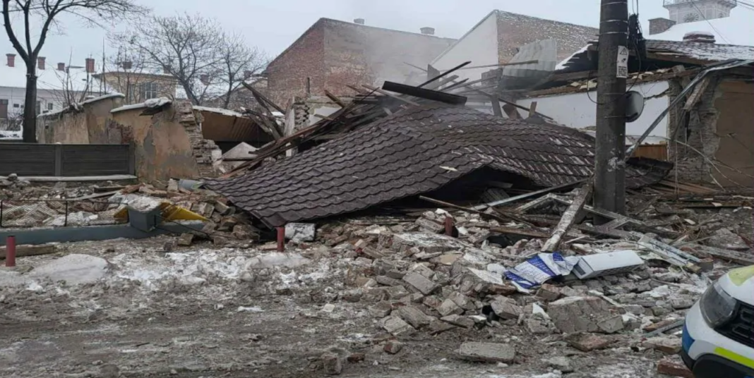 NEWS.ro: UPDATE - Explozie la o anexă din curtea Poliţiei Rutiere Lugoj / Două persoane au fost rănite şi una prezintă atac de panică / Cele trei victime sunt angajaţi ai Ministerului de Interne