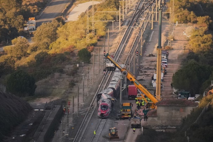 NEWS.ro: UPDATE-Mai mulţi răniţi uşor în Spania, într-un nou accident feroviar, la Cartagena, unde un tren a fost lovit de o macara