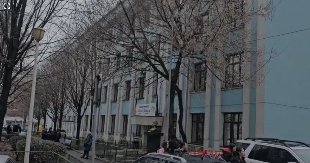 NEWS.ro: UPDATE - Miros de gaze în zona unui liceu din Slatina/ Peste 200 de persoane - elevi şi angajaţi, evacuate preventiv/ Măsurătorile nu au indicat prezenţa gazului metan/ Activitatea şcolii poate fi reluată - VIDEO