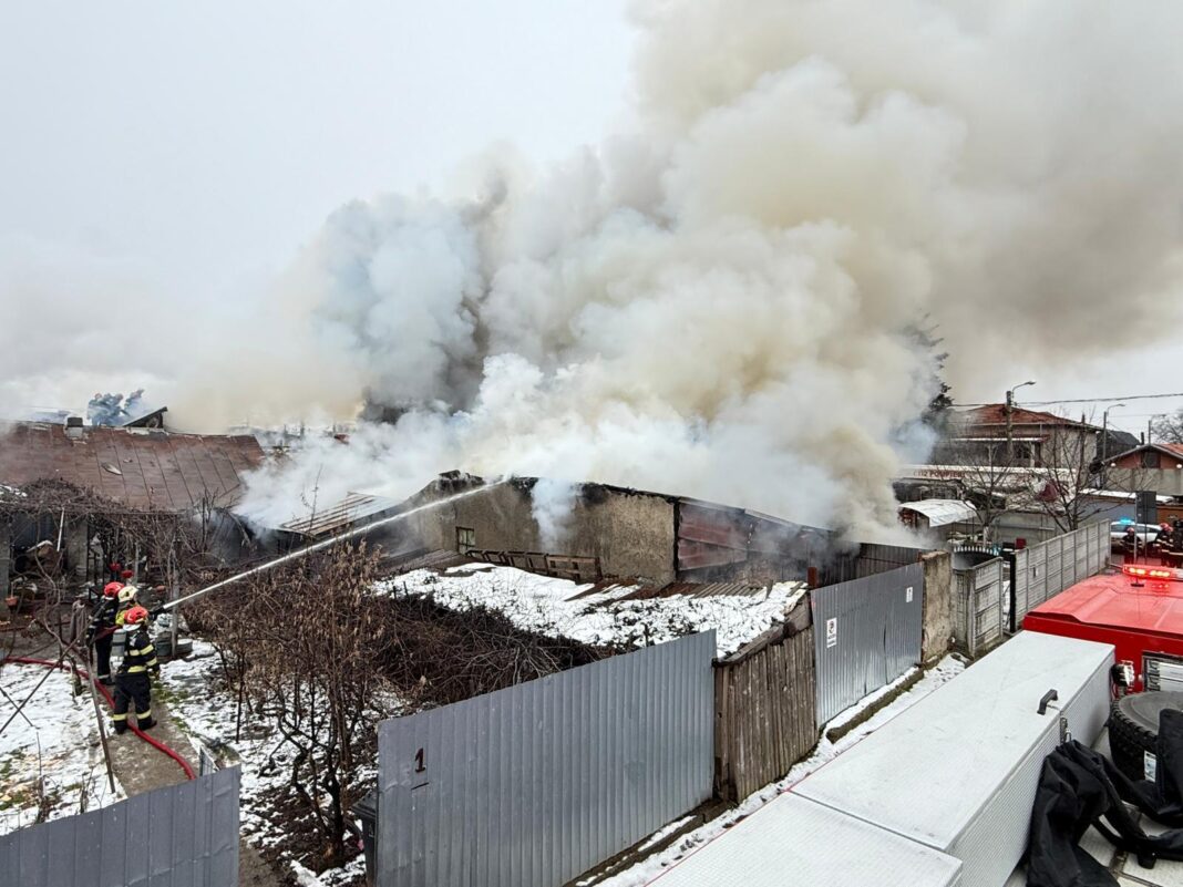 NEWS.ro: UPDATE - Puternic incendiu în Bucureşti – Focul se manifestă la case şi anexe gospodăreşti/ Două persoane, evaluate de medici/ Incendiul, localizat - VIDEO