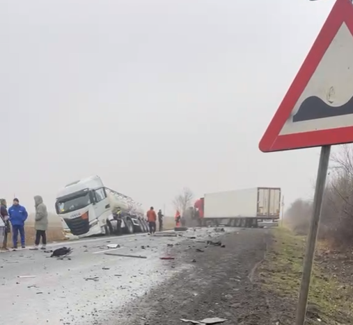 NEWS.ro: UPDATE - Şase persoane au murit într-un accident în judeţul Timiş / Numărul total al persoanelor implicate, în curs de stabilire / Trafic deviat