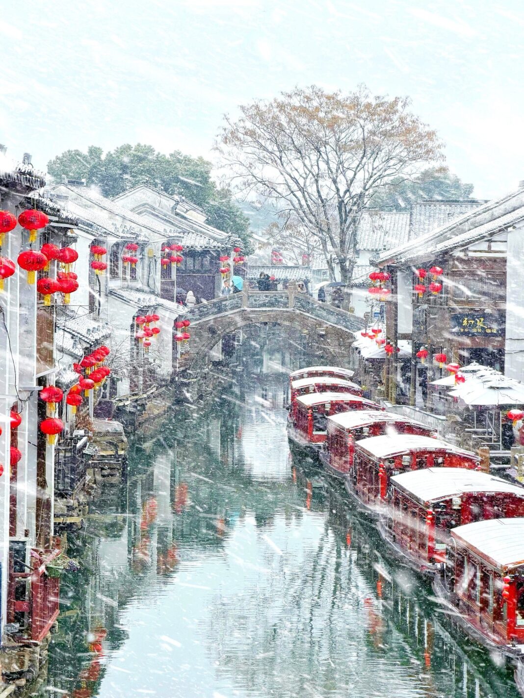 NEWS.ro: Val neobişnuit de ger în sudul Chinei, unde săptămâna trecută erau 20 de grade Celsius / Ninsori rare în Shanghai – FOTO / VIDEO