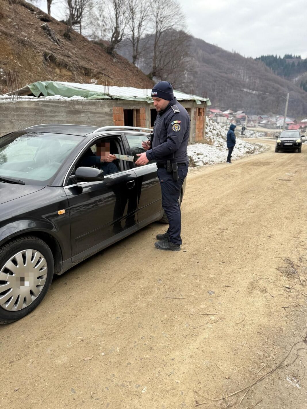 NEWS.ro: Vâlcea: Drumul care duce către Vârful lui Roman, în zona montană a localităţii Horezu, închis din cauza viscolului- VIDEO