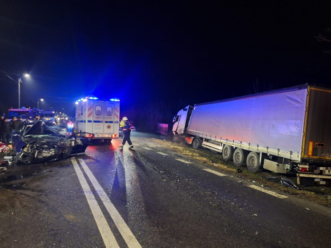 NEWS.ro: Vâlcea - O persoană a murit şi alte patru au fost rănite în urma unui accident produs pe DN7, în Călimăneşti - FOTO