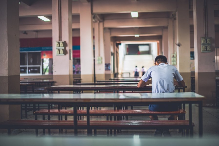 „Nimeni nu se aștepta”. Ultima zi din viața lui Eduard, copilul de 13 ani care s-a aruncat de pe un bloc cu 8 etaje din Oradea