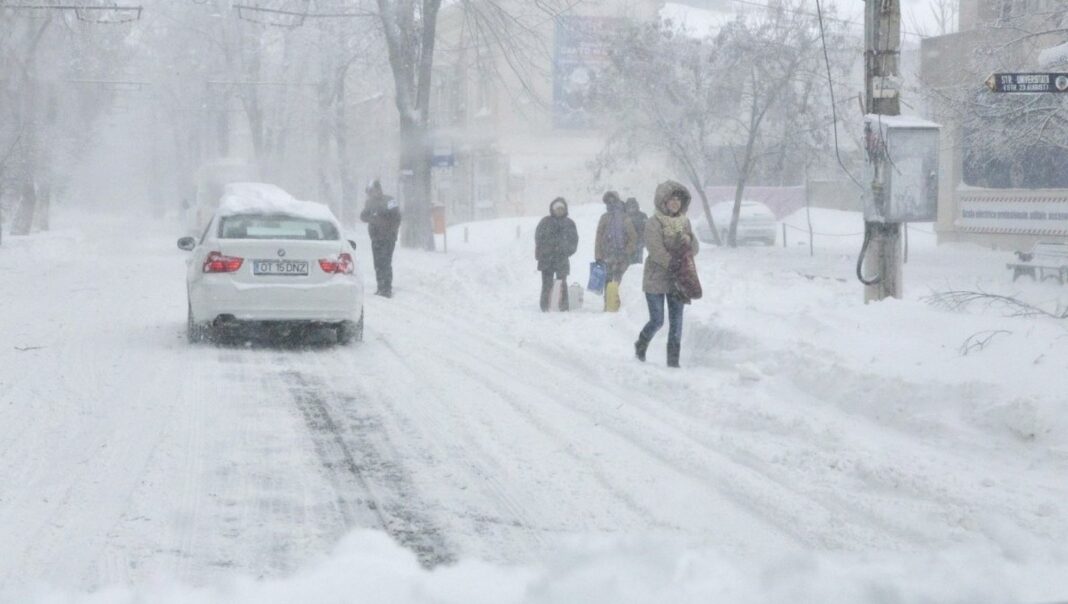 Ninsorile și viscolul fac ravagii în țară: 15 județe afectate, peste 1.000 de oameni rămași fără curent