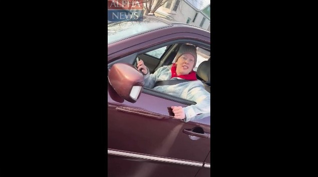 Noi imagini cu împușcăturile din Minneapolis, filmate de agentul ICE care a tras cu arma / Înregistrarea video pare să arate mașina lui Renee Nicole Good lovind sau aproape lovind agentul 