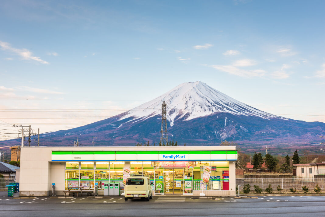 Nou trend turistic în Japonia: tururi ghidate în magazinele de proximitate/ Cel mai popular suvenir: șosete cu dungi de 2 dolari