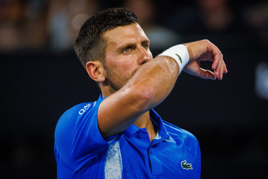 Novak Djokovic, calificat în semifinale la Australian Open după abandonul adversarului: Sârbul era condus cu 2-0 la seturi