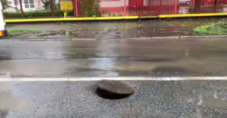 O adolescentă a dat în judecată o primărie din Iași, după ce a căzut într-un canal fără capac / Și-a fracturat femurul / A primit daune materiale de 38 de lei și daune morale de 20 de mii de lei, după ce a câștigat primul proces