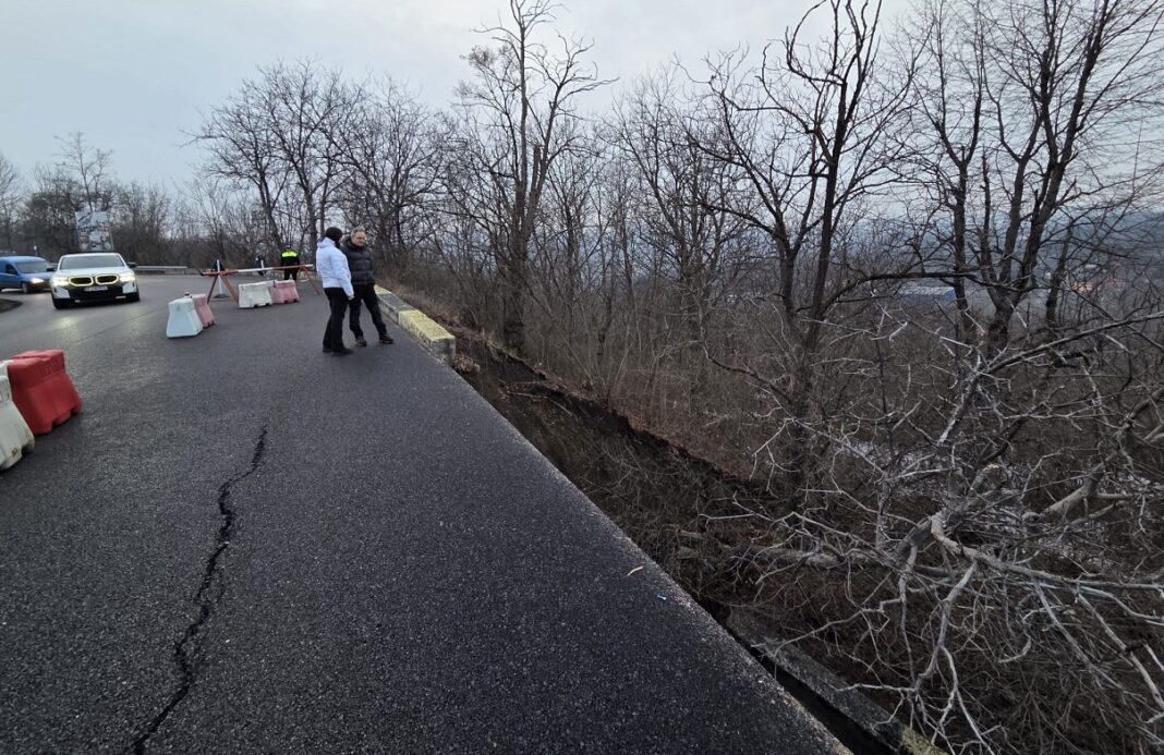 O bandă a DJ 101 s-a prăbușit, la Câmpina / Drumul este închis complet circulației / Accesul Accesul rutier în oraș, exclusiv pe ruta alternativă dinspre comuna Băneşti