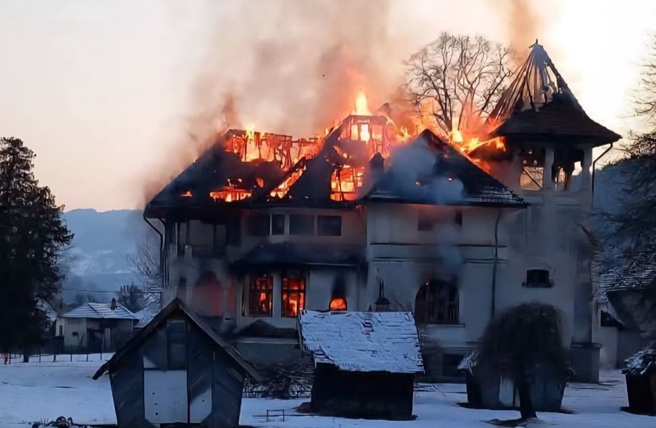 O casă istorică din Argeș a ars ca o torță.  Incendiul ar fi pornit de la joaca unor copii