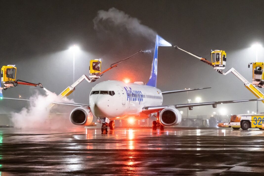 O companie aeriană olandeză spune că a epuizat lichidul pentru degivrarea avioanelor pe aeroportul Schiphol din Amsterdam