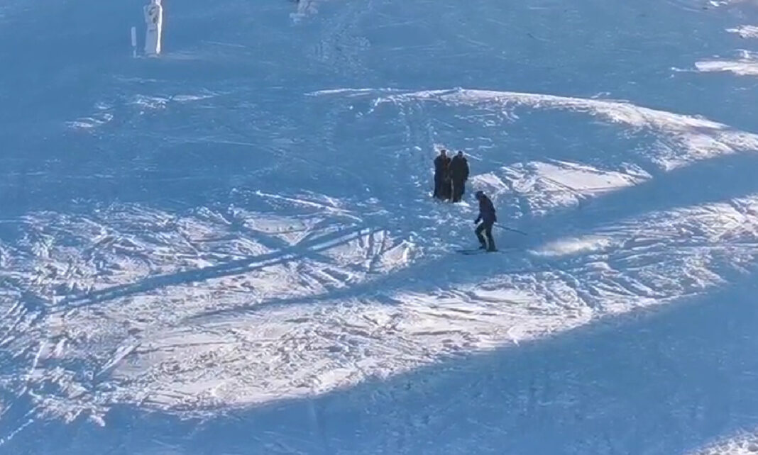 O femeie în palton și fustă, coborâtă pe pârtie de un jandarm montan: „Pârtia de schi nu este podium de modă” / 150 de intervenții ale Salvamont în doar 24 de ore