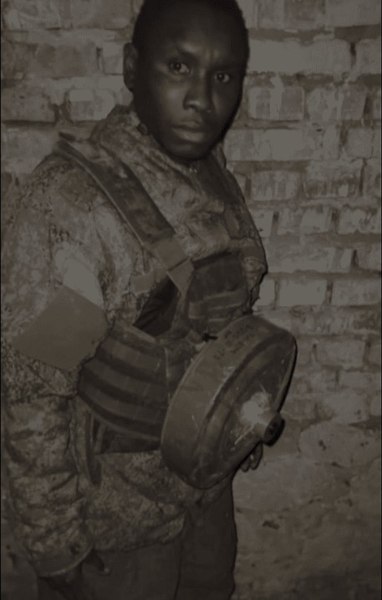 O filmare șocantă arată soldați ruși umilind un mercenar african. Acesta e trimis la asalt cu o mină antitanc atașată de corp