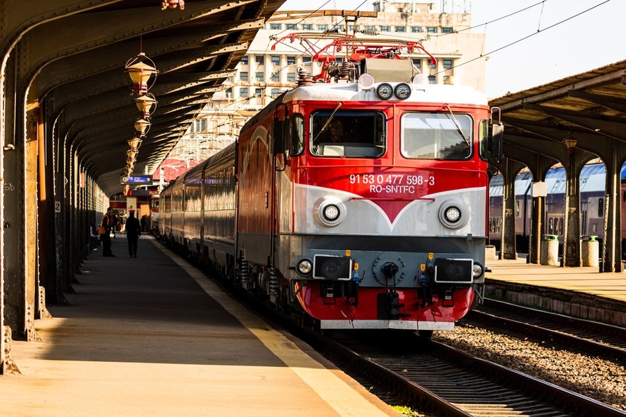 O locomotivă modernizată recent prin PNRR s-a defectat și a ajuns la Bucureşti cu zece ore întârziere. Asociaţia Pro Infrastructură cere explicații