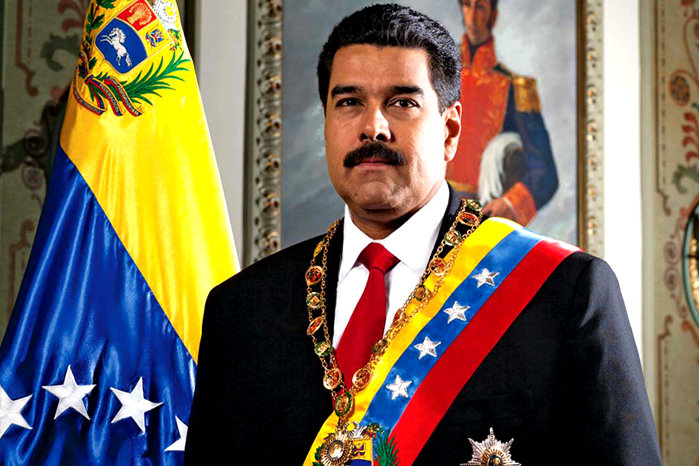 O lovitură geopolitică fără precedent:  Donald Trump a anunţat astăzi că i-a capturat pe preşedintele Venezuelei, Nicolás Maduro, şi soţia lui şi i-a scos din ţară. Capitala ţării, Caracas, a fost atacată de navele SUA. Venezuela deţine cel mai mari rezerve de petrol din lume