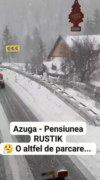 O mașină a derapat și a ajuns pe acoperișul unei pensiuni din Predeal. Imaginile spectaculoase au șocat internetul