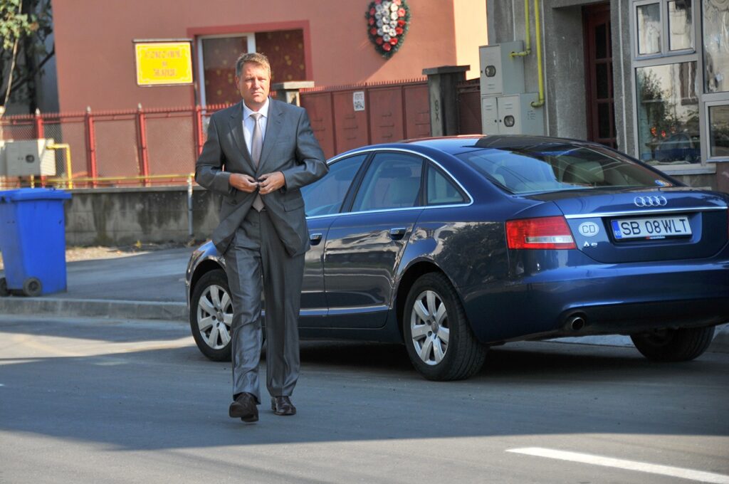 O mașină folosită de primarul Iohannis, scoasă la licitație / Prețul începe de la 3.500 de euro, plus TVA / Primarul Sibiului: „Este o mașină de lux, o vom vinde printr-o casă de licitații”