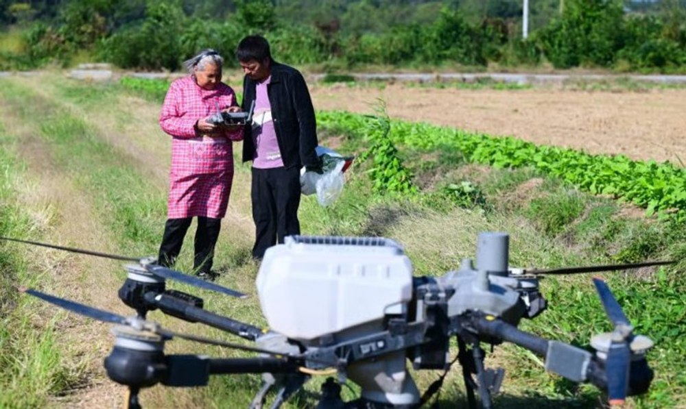 O pensionară de 82 de ani din China a devenit virală după ce a învățat să piloteze drone agricole și să își vândă produsele online