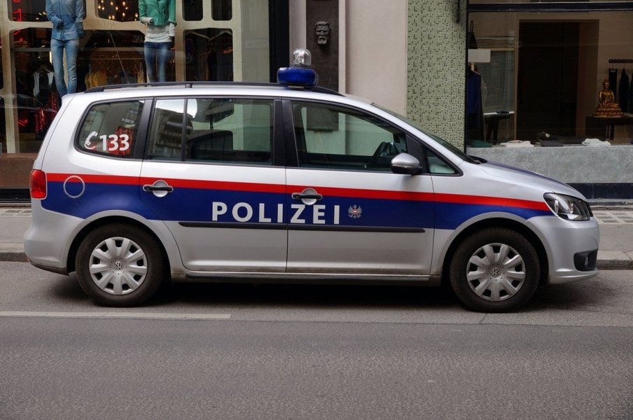 O româncă este căutată după ce a abandonat un nou-născut mort dintr-un autocar, în Austria. Bebelușul a avut o moarte violentă