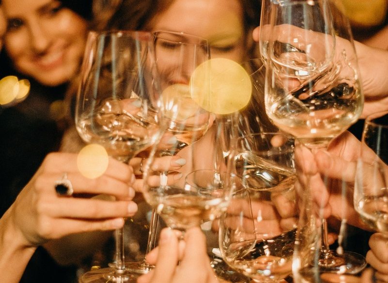 Obiceiurile de happy hour schimbă cultura barurilor din America: cine mai bea și când
