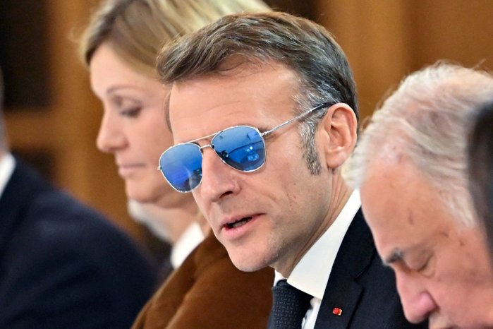 Ochelarii preşedintelui Macron, care au făcut valuri la Davos, costă 659 de euro şi sunt produşi Henry Jullien, un brand de ochelari de lux fondat în 1921. Acţiunile companiei italiene care deţine brandul au explodat cu aproape 28% după ce s-a aflat