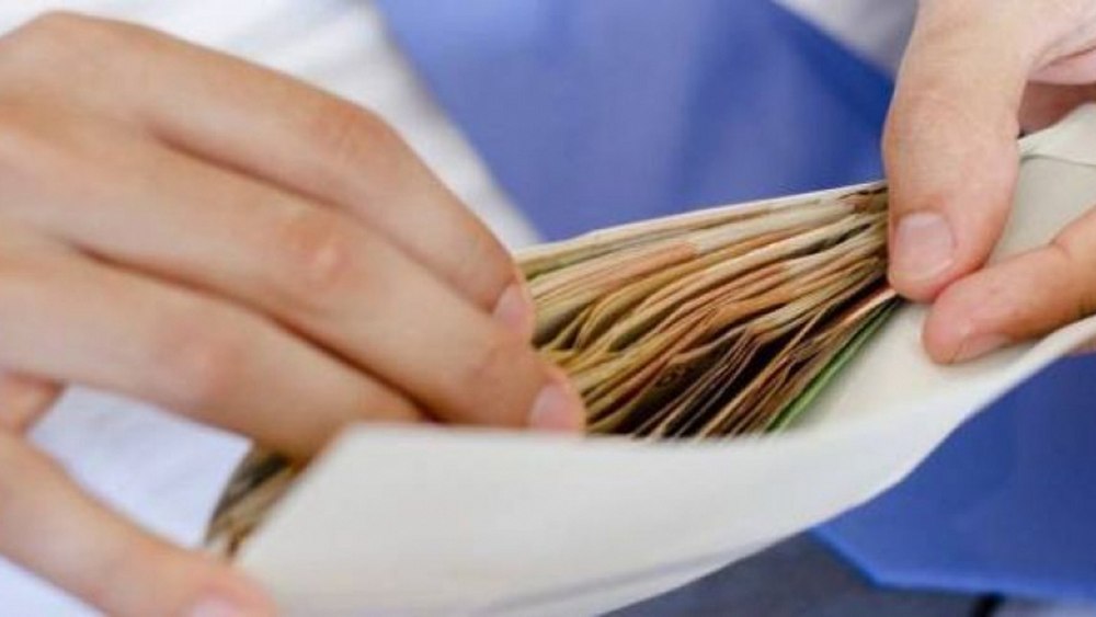 Ofițer de la poliția economică, trimis în judecată pentru mită în formă continuată. Cerea bani pentru tergiversarea unui dosar penal