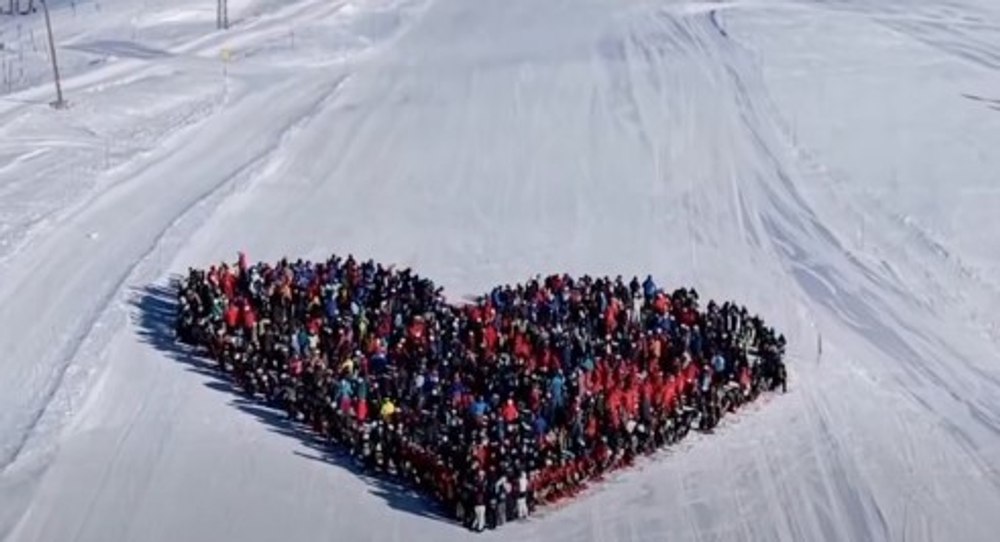 Omagiul emoționant adus de schiorii din Crans-Montana celor 40 de morți în incendiul din barul „Constellation”