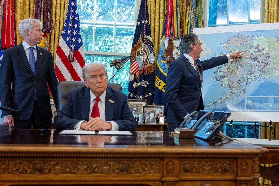„Omul păcii”, Donald Trump, se pregăteşte să lovească militar Groenlanda şi Iranul