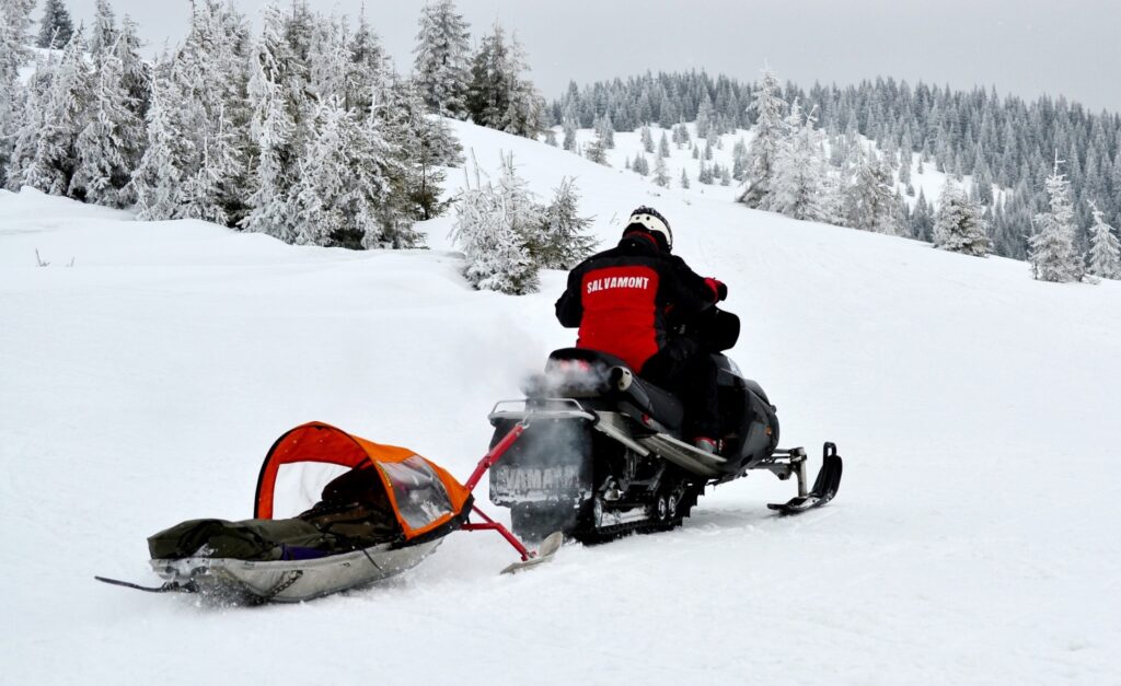 Operațiune contra-cronometru. Salvamontiștii caută trei copii rătăciți în apropierea unei pârtii de schi din Vâlcea / Temperaturile sunt foarte scăzute