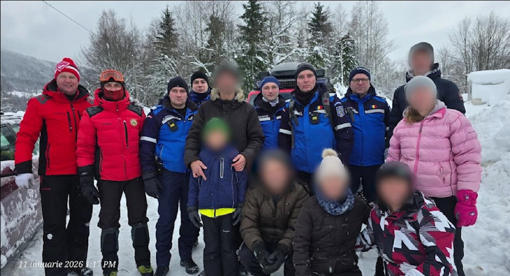 Opt persoane, salvate după ce au rămas blocate de zăpadă în județul Hunedoara: „Le evacuăm în siguranță!”