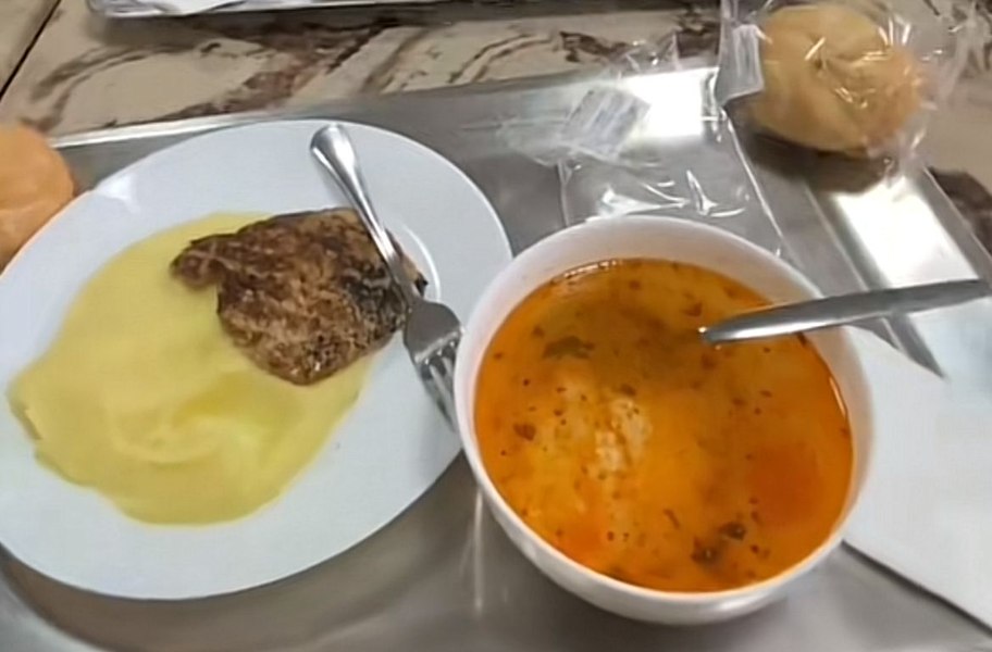 Orașul din România care desființează cantina socială din cauza austerității. Primăria introduce tichete sociale