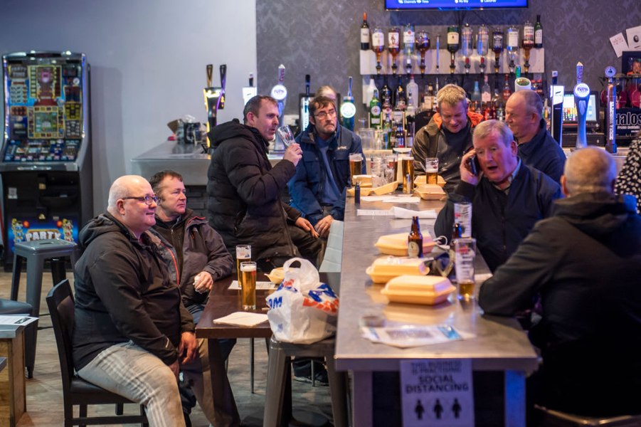 Parlamentarii laburiști din Marea Britanie, interziși în pub-uri. Protest față de creșterea taxelor