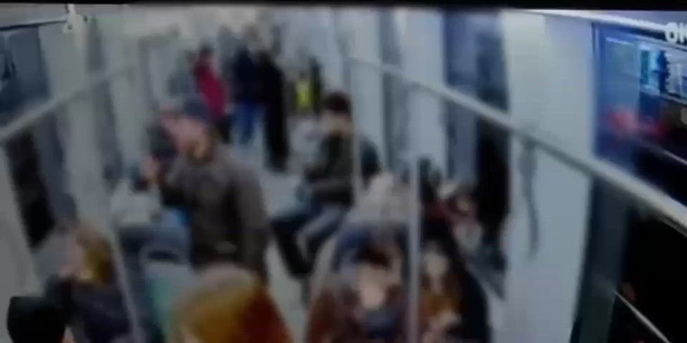 Patru tineri din galeria FCSB, reținuți după ce au lovit cu pumnii și picioarele trei minori într-un tramvai