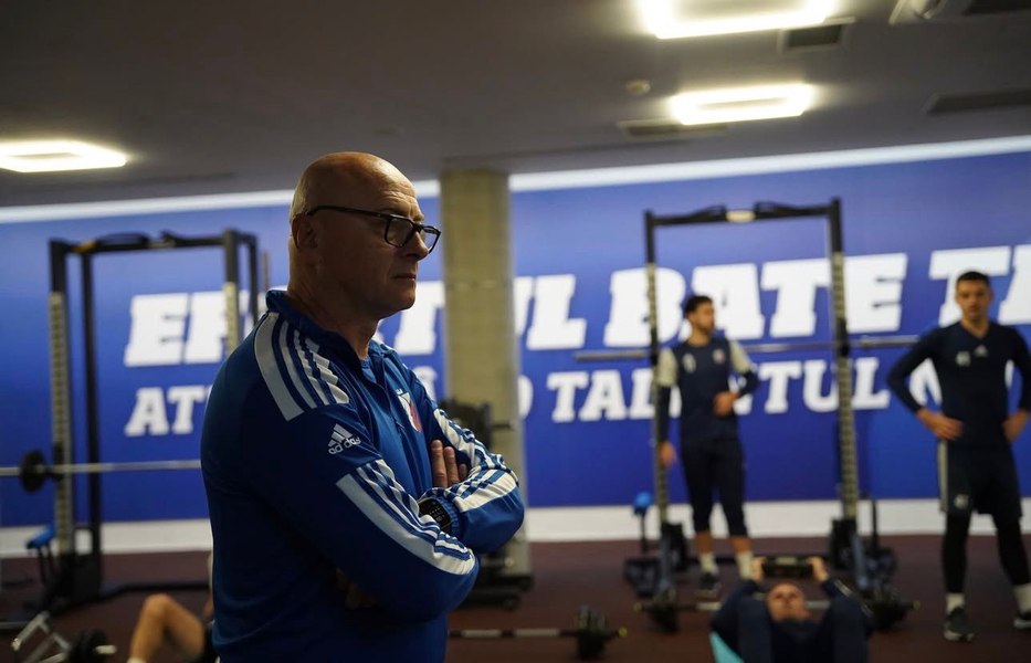 Performanță în teren, coșmar în vestiar: revelația Superligii se plânge de condițiile deplorabile. Stadionul în derivă stârnește furia jucătorilor: „Plouă efectiv în vestiar. Vrem condiții normale!”