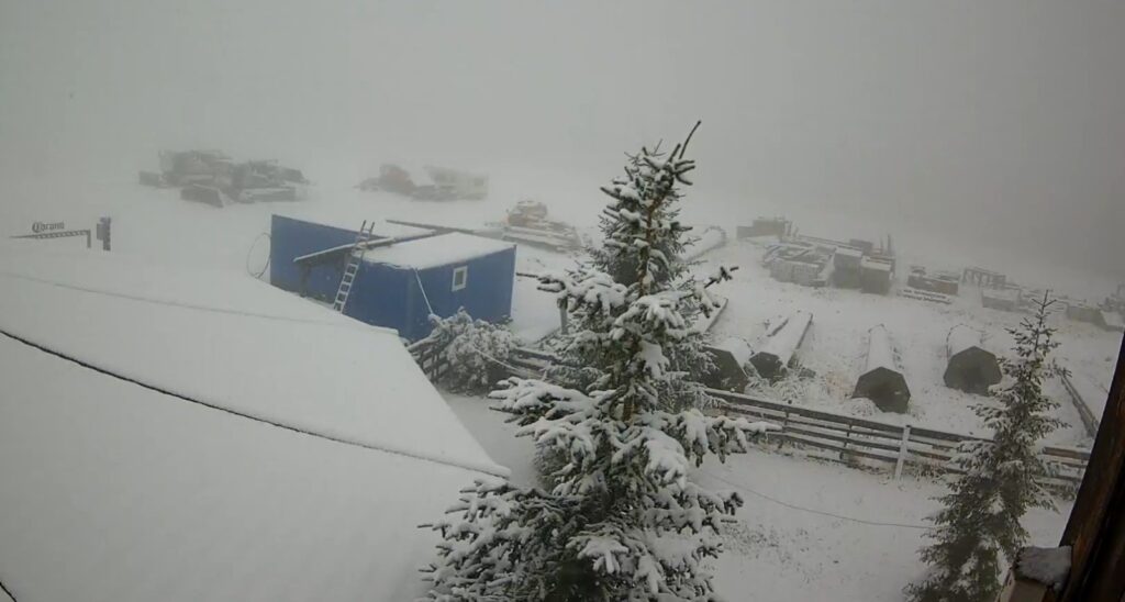 Peste 15.000 de consumatori din județul Alba, în continuare fără energie electrică, din cauza ninsorilor