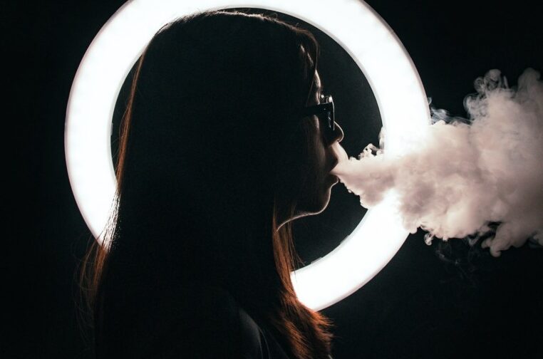 Peste 55.000 de semnături adunate pentru interzicerea fumatului electronic în toate spaţiile închise / Se cere modificarea legislaţiei