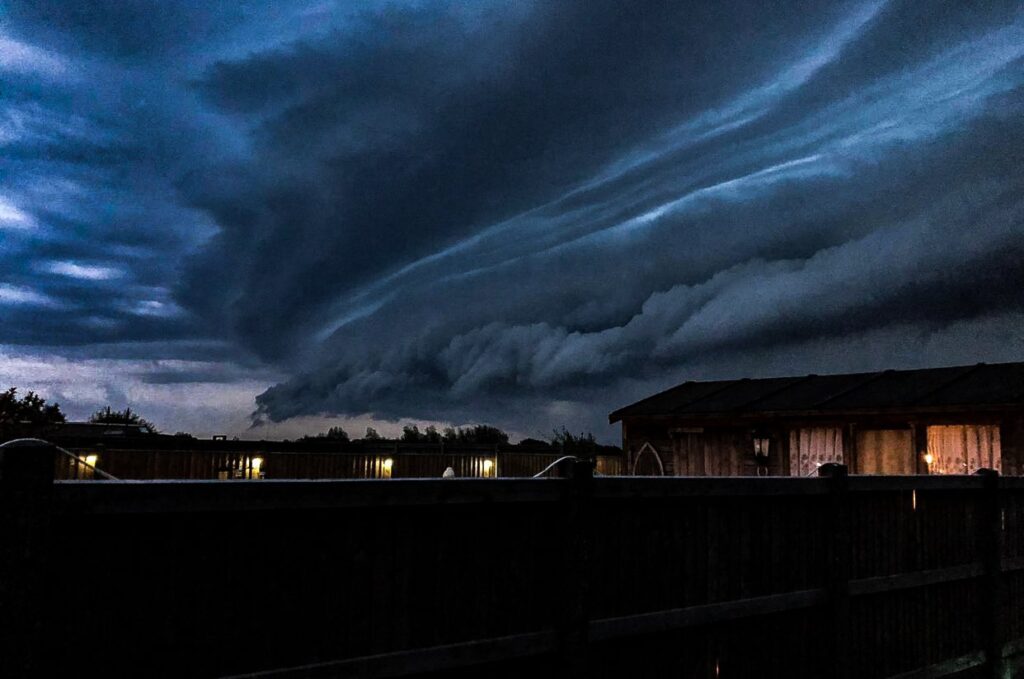 Peste 9.000 de consumatori din Alba sunt fără curent electric / 36 de echipe operative acţionează pentru remedierea avariilor