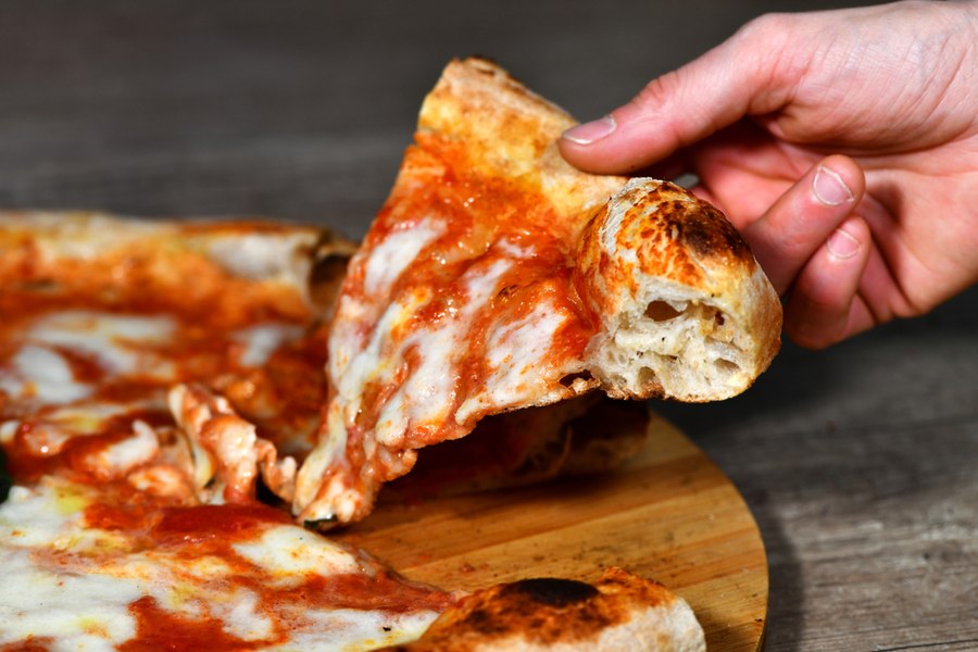 Pizza, altădată mâncarea săracului în SUA, a ajuns un produs de lux. Preferințele clienților se îndreaptă spre variante mai simple