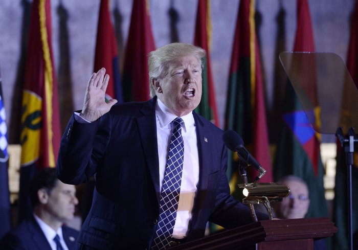 Postare năucitoare a lui Donald Trump: Pacea Lumii este în joc! Nimeni nu se va atinge de acest teritoriu sacru! Este o situaţie foarte periculoasă pentru securitatea, siguranţa şi supravieţuirea planetei noastre. Sistemul „The Dome” de protecţie a Americii de Nord nu poate funcţiona fără Groenlanda. El anunţă tarife de 10% şi apoi 25% pentru toate ţările care au trimis trupe